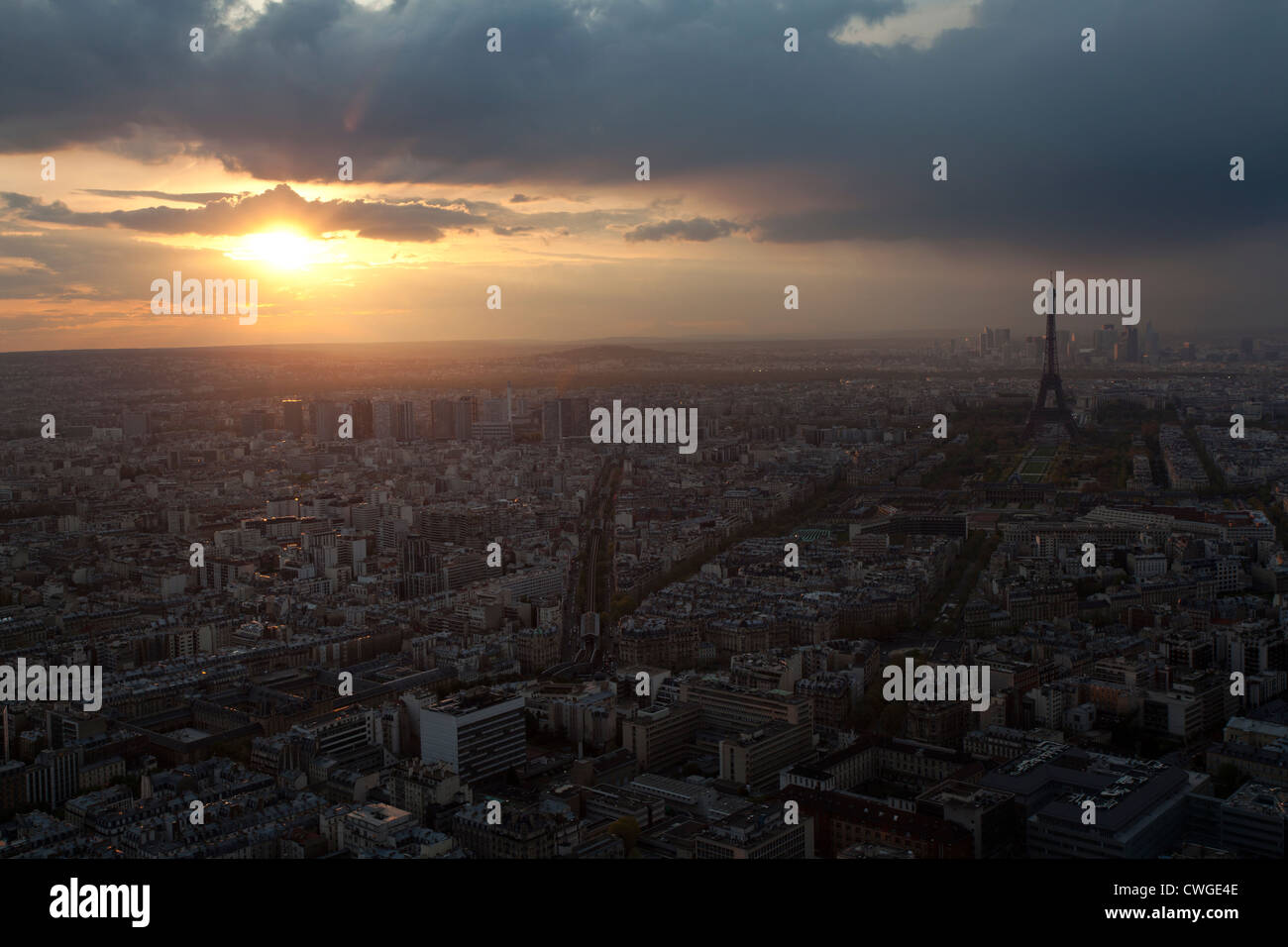 Der Eiffelturm in der Dämmerung geschossen aus der Montparnasse-Turm Stockfoto