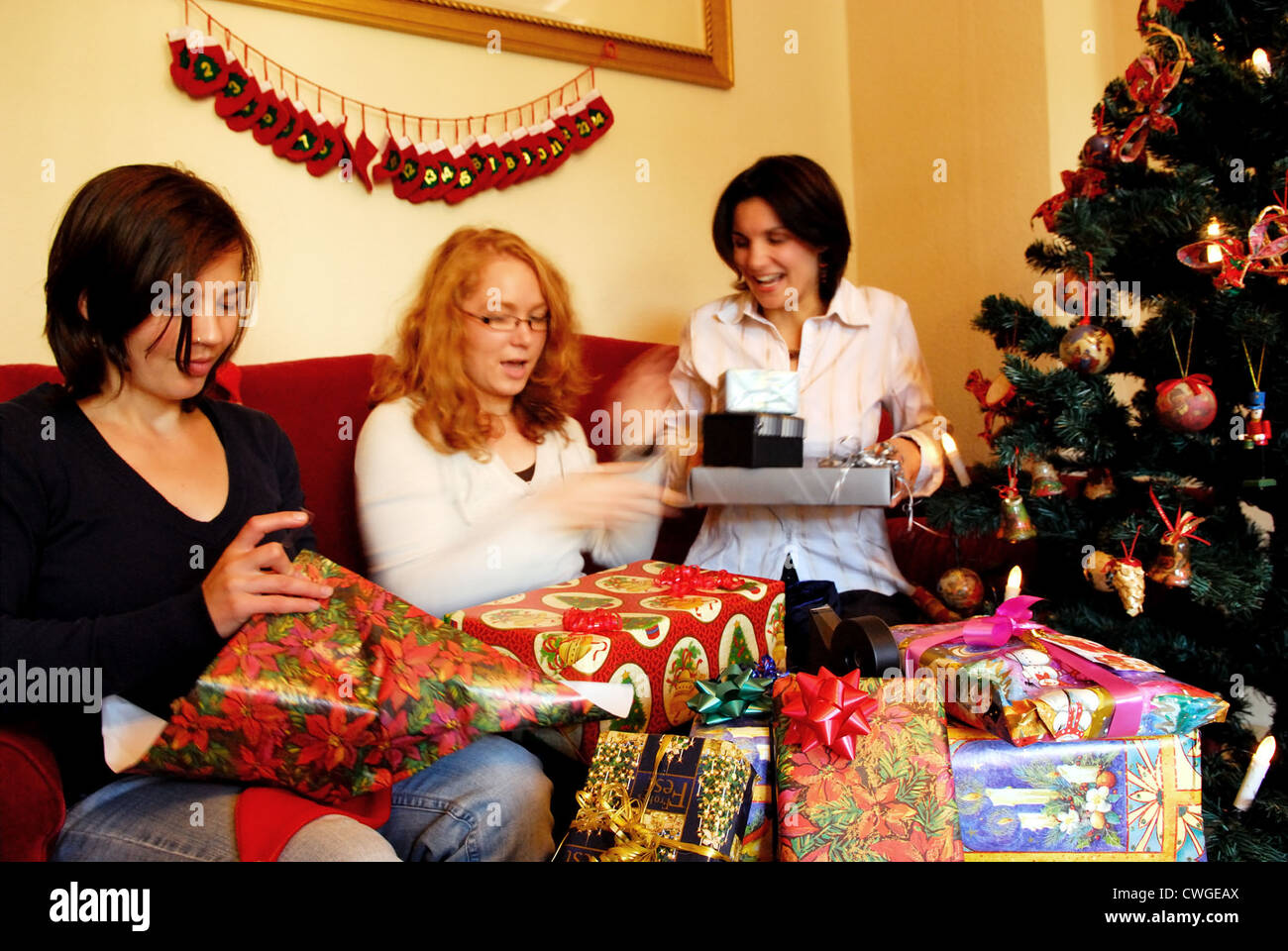 Berlin, sind Weihnachtsgeschenke verpackt. Stockfoto