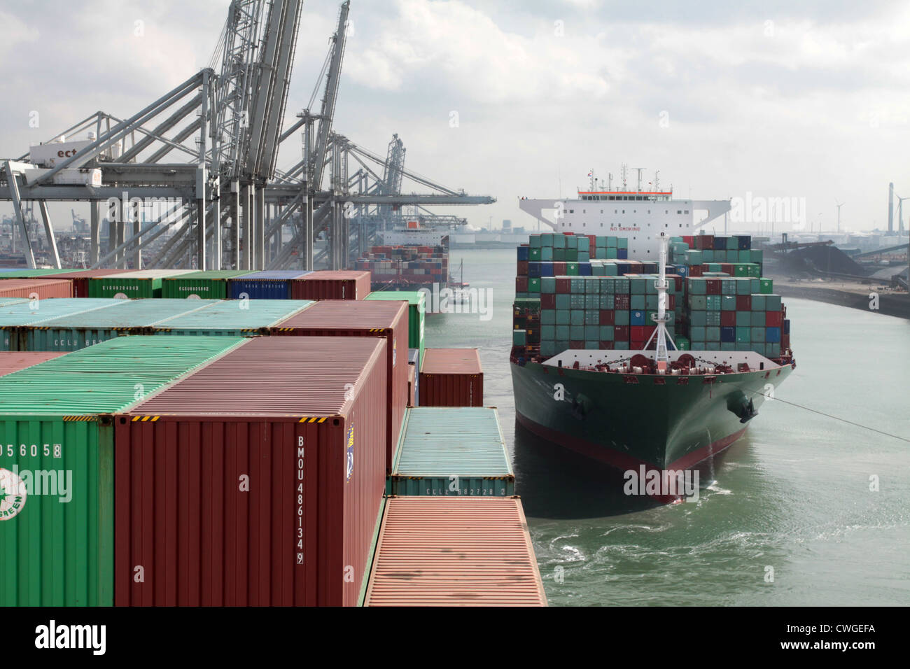 China Shipping Line Containerschiff CSCL Mars verlässt Europoort Containerterminal, Rotterdam, mit Unterstützung der Schlepper Stockfoto