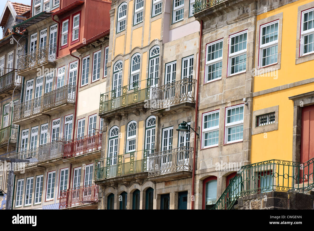Straßenszene am Wasser beherbergt Cais da Ribeira Porto Portugal Stockfoto