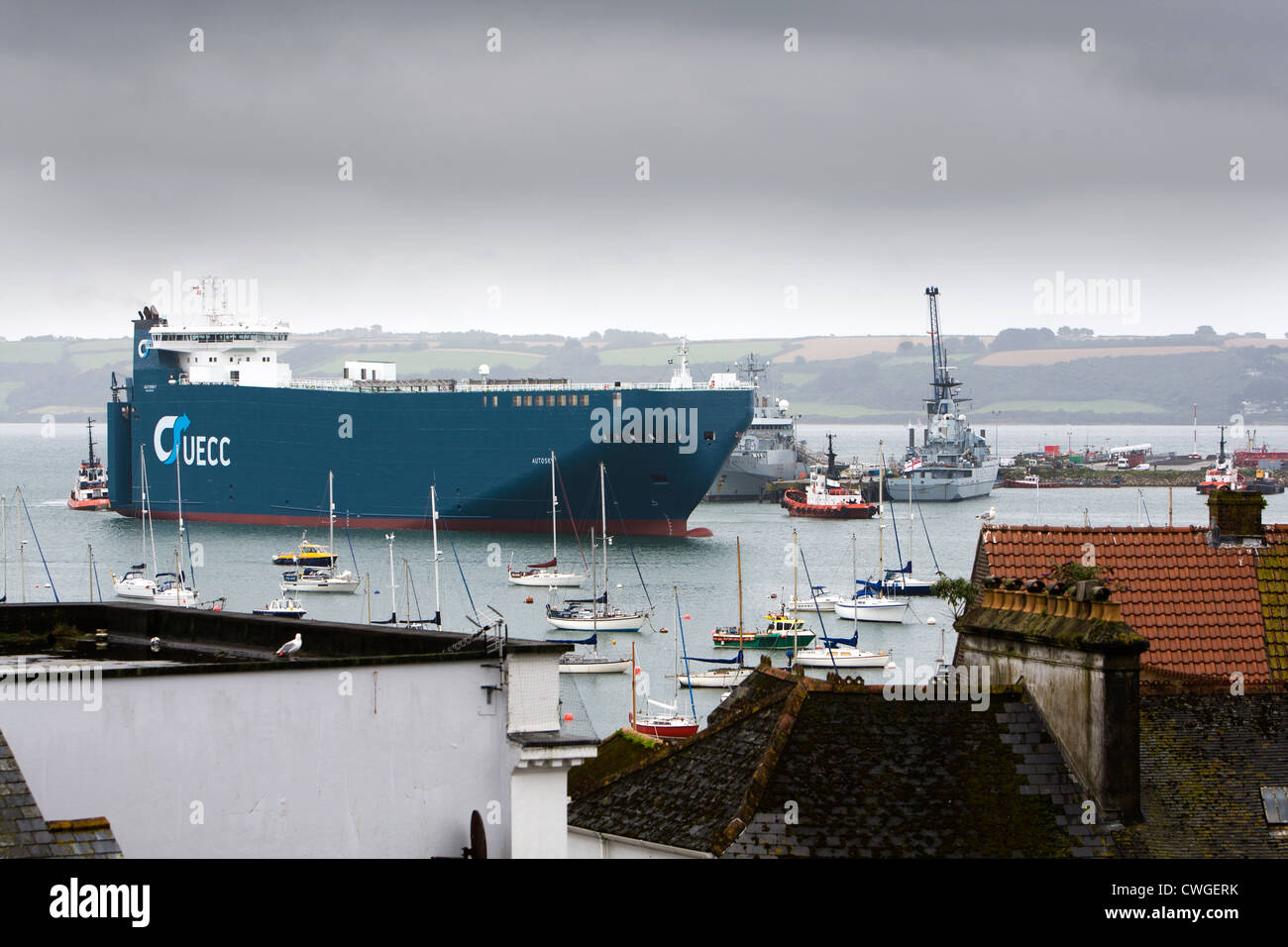 Der Portugal gekennzeichnete Autotransporter Autohimmel betritt Falmouth Docks, Cornwall. Stockfoto