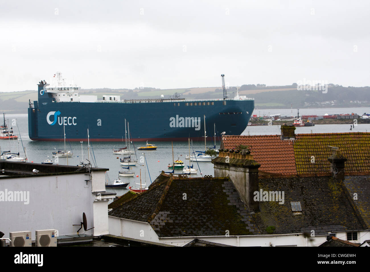 Der Portugal gekennzeichnete Autotransporter Autohimmel betritt Falmouth Docks, Cornwall. Stockfoto