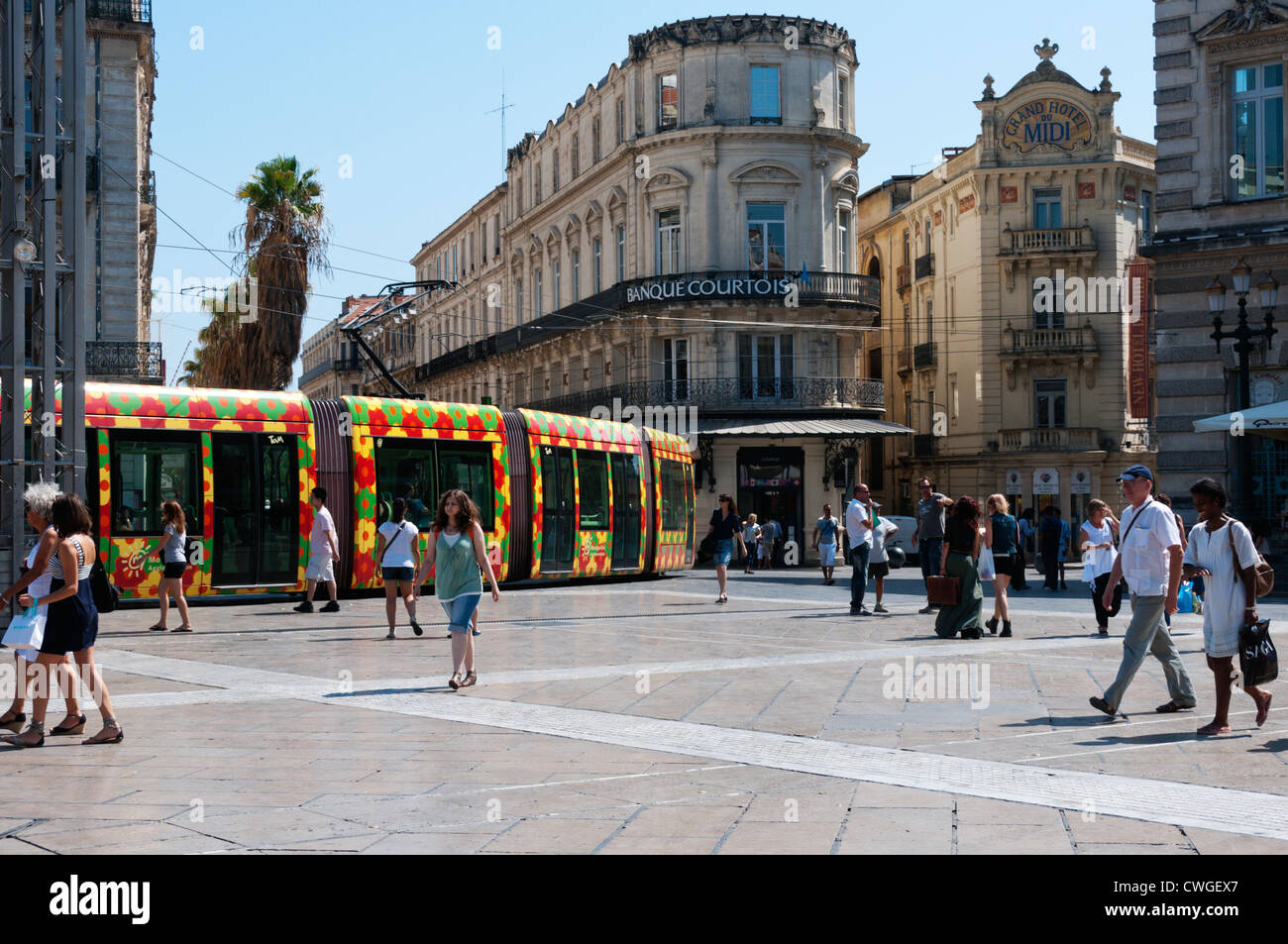 Eine bunte Straßenbahn in Place De La Comédie, Montpellier, Frankreich. Stockfoto
