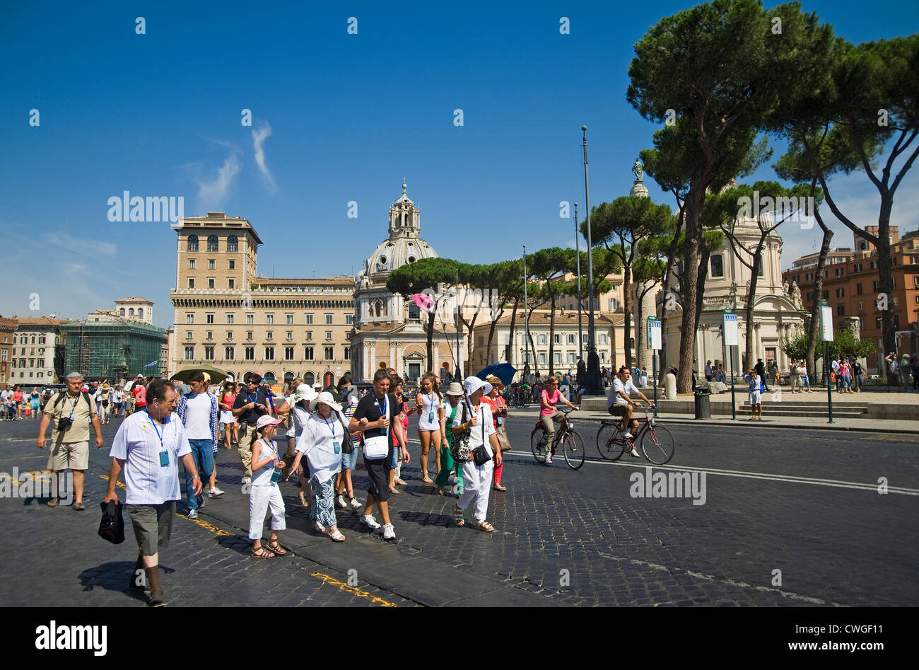 Rom - Italien - August 2012 - Gruppe von Touristen zu Fuß entlang Vie dei Fori Imperiali, einer Fußgängerzone nur sonntags. Stockfoto