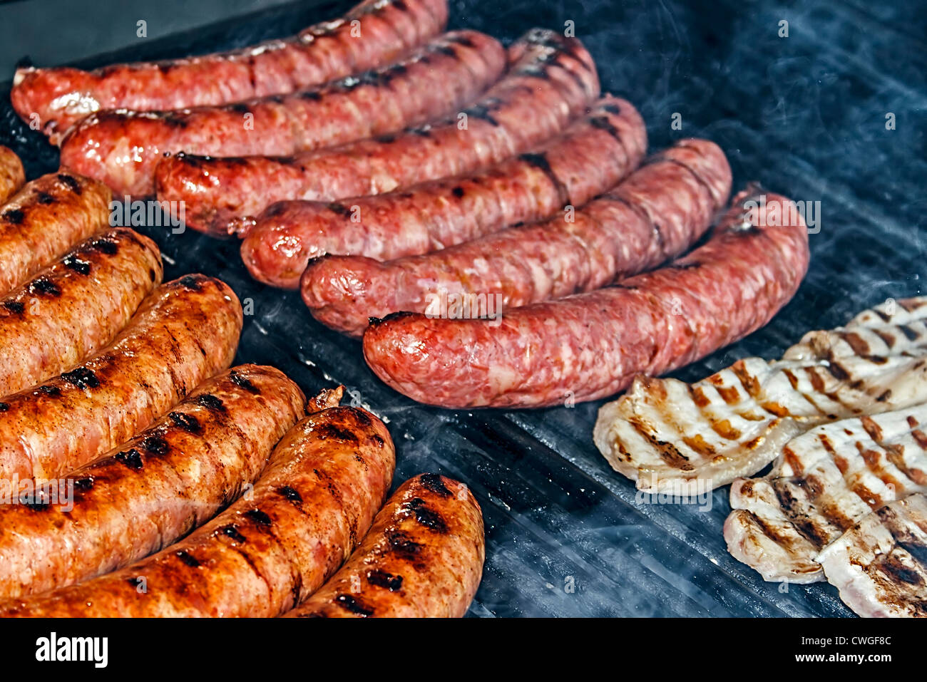 Verschiedene Arten von Wurst und Steak Frites auf dem grill Stockfoto