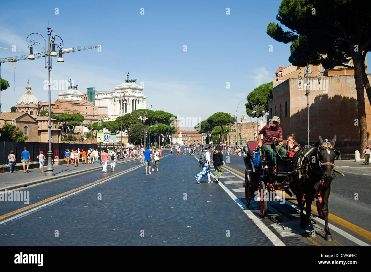 Rom, Italien - August 2012 - Via dei Fori Imperiali, Touristen bereisen Stadt auf einem traditionellen Schlitten Stockfoto