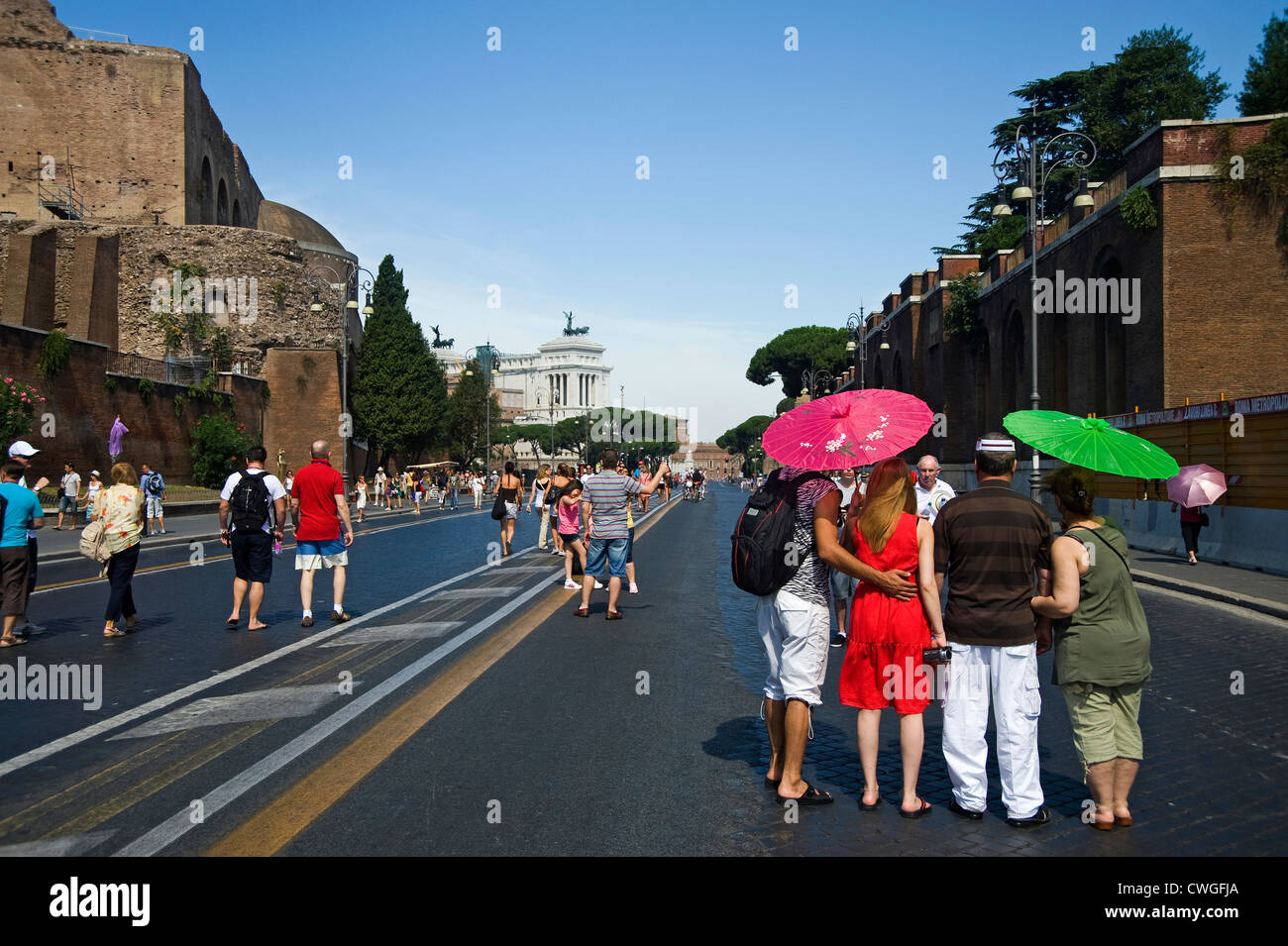 Rom, Italien - August 2012 - Touristen zu Fuß auf der Via dei Fori Imperiali, wird eine Straße, die Fußgänger jeden Sonntag. Stockfoto