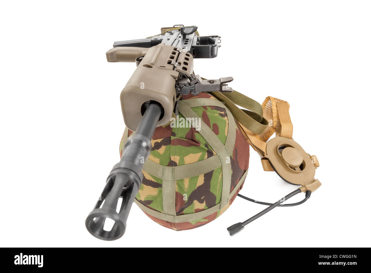 Special-Forces-Maschinengewehr, Helm und andere Ausrüstung weißer Hintergrund Stockfoto