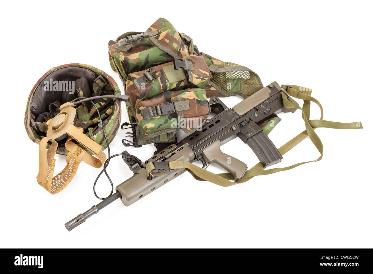 Special-Forces-Maschinengewehr und andere Geräte auf weißem Hintergrund Stockfoto