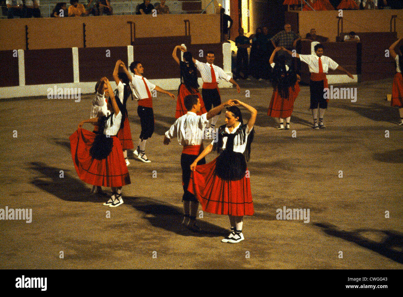 Ceret Frankreich Languedoc-Roussillon Festival De La Sardana Volkstanz Wettbewerb mit Menschen In traditionellen Kostümen tanzen die Sardana In Arena Dressing Stockfoto