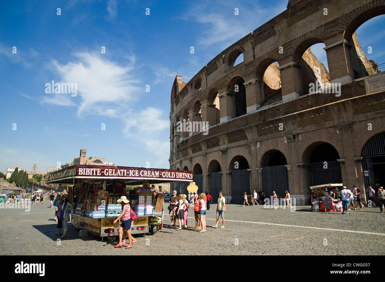 Rom, Italien - August 2012 - Eis und kalte Getränke van außerhalb des Kolosseums Stockfoto