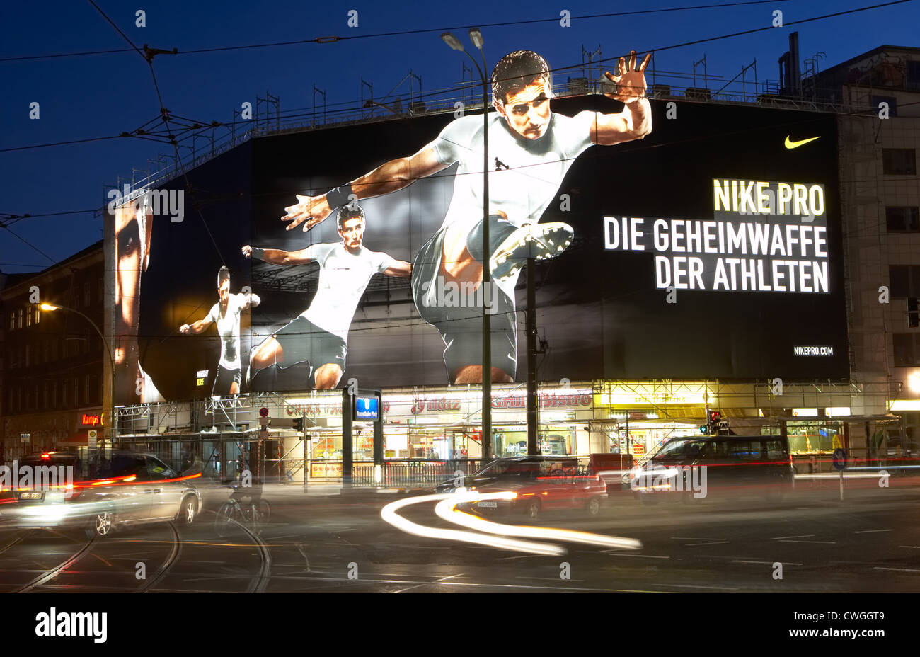 Berlin - Riesen beleuchteten Reklametafel für Nike aus einem Abflussrohr  Stockfotografie - Alamy