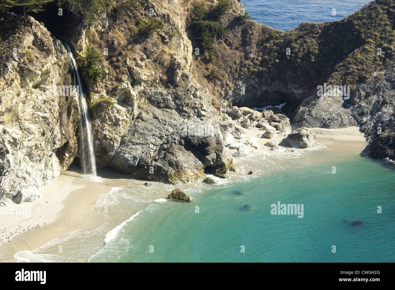 Ein Wasserfall landet am Strand neben dem Pazifik in Big Sur California McWay Cove Stockfoto