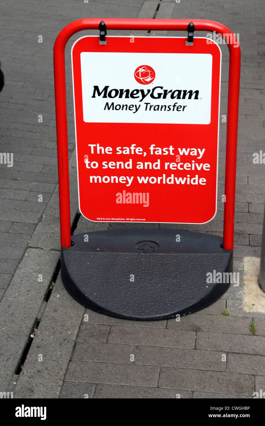 Schaukel Brett Plasterung Zeichen für Moneygram Money Transfer Surrey England Stockfoto