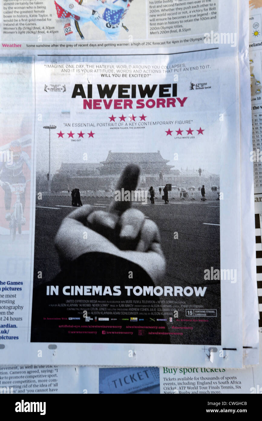 Zeitung mit Film Werbung Al Weiwei nie leid Stockfoto