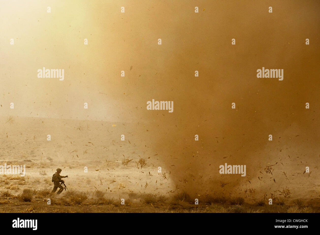 US Army Soldat rennt auf einen Schmutz-Teufel 13. August 2011 in Qalat, Afghanistan. Stockfoto