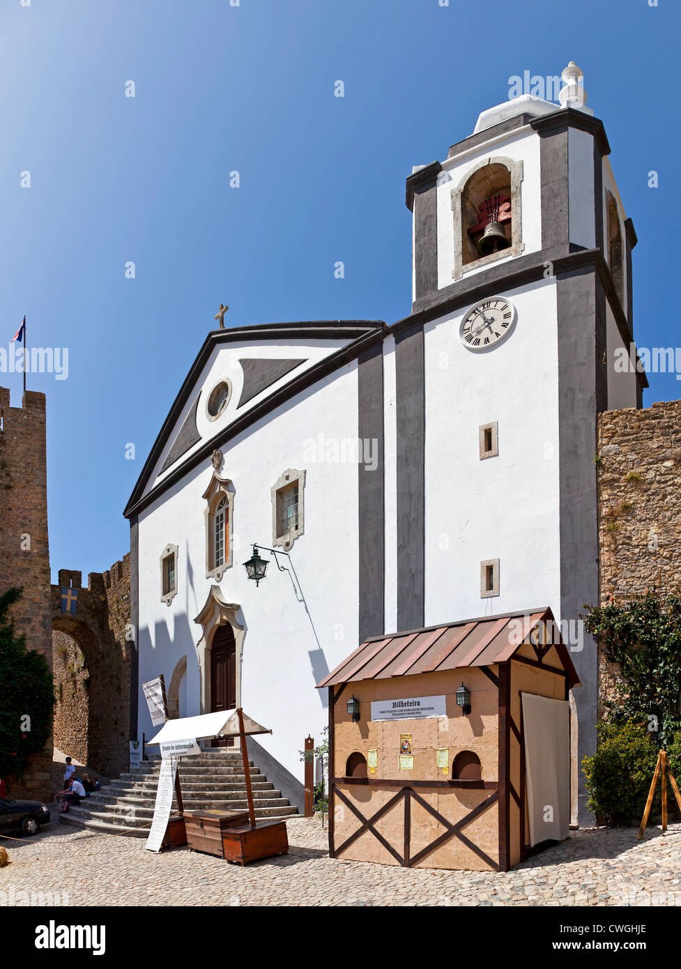 Santiago-Kirche und Albarrã Burg Turm. Óbidos, Portugal Stockfoto