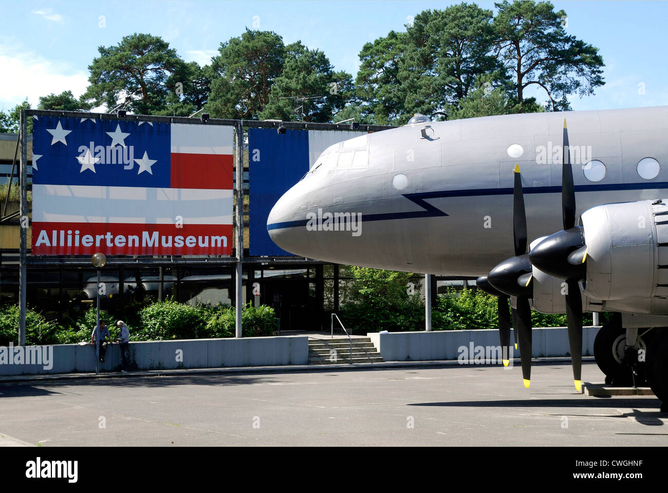 Transportflugzeug aus der Berliner Luftbrücke im AlliiertenMuseum in der Clayallee in Berlin. Stockfoto