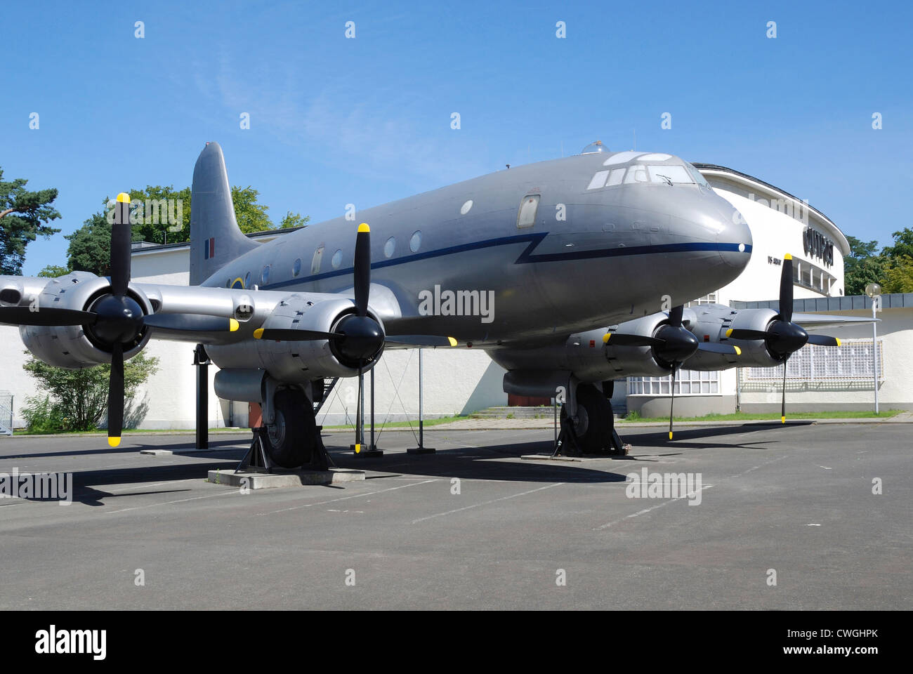 Transportflugzeug aus der Berliner Luftbrücke im AlliiertenMuseum in der Clayallee in Berlin. Stockfoto