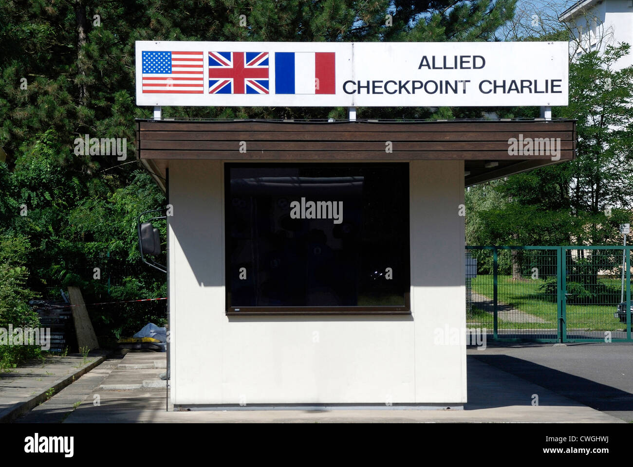Wachhäuschen vom Checkpoint Charlie im AlliiertenMuseum in der Clayallee in Berlin. Stockfoto