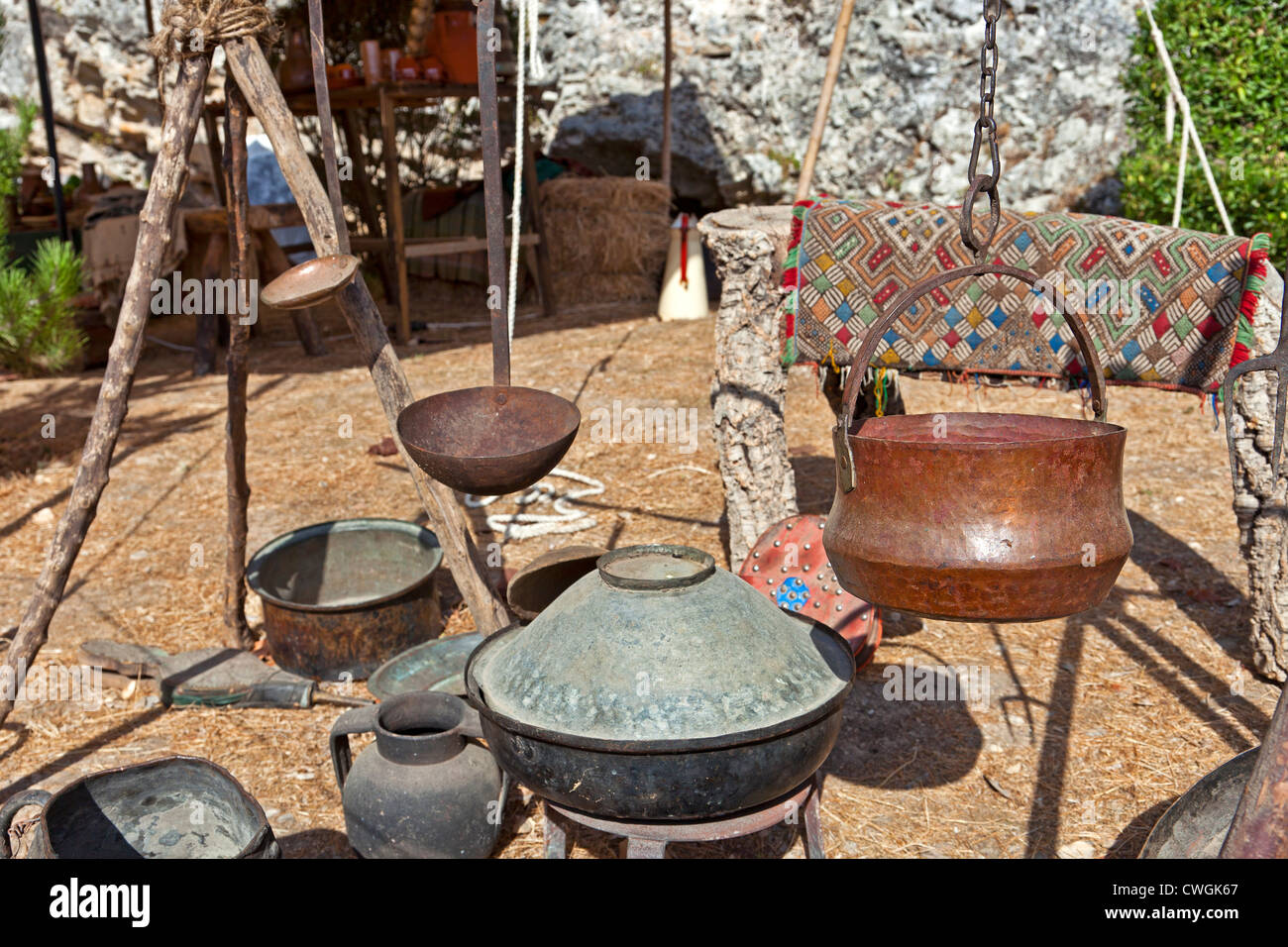 Zelt ein Gusseisen Kochgeschirr-Hersteller des Mittelalters in der mittelalterlichen Messe in Óbidos, Portugal. Stockfoto