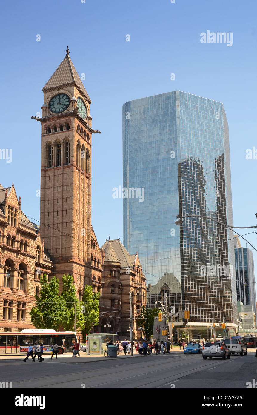 Der Turm des alten Rathauses (linke Seite), am Nathan Phillips Square, Toronto, Ontario, Kanada Stockfoto