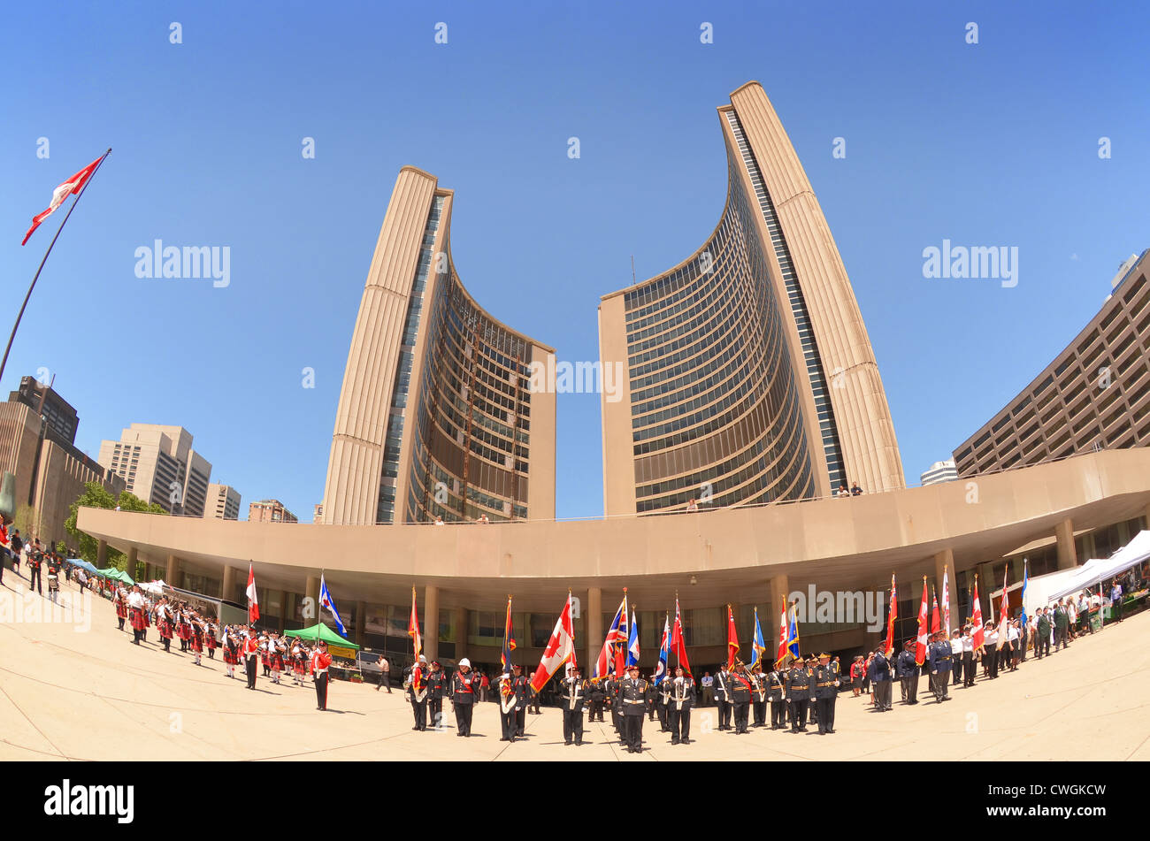 Kanadische Streitkräfte marschieren unter The City Hall, feiert Toronto, Kanada, 72.. Jahrestag der Schlacht von Dünkirchen Stockfoto