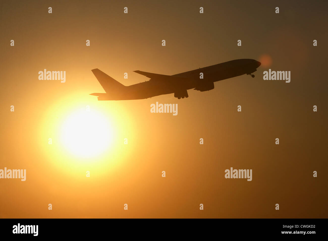 Shanghai, symbol Foto Verkehrsflugzeug kurz nach dem Start in die Sonne Stockfoto