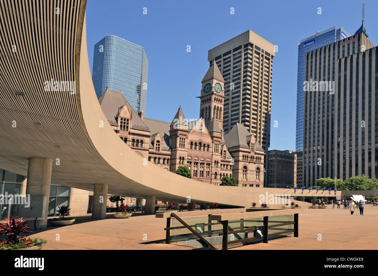 Das alte Rathaus von Nathan Phillips Square, Toronto, Ontario, Kanada gesehen. Stockfoto