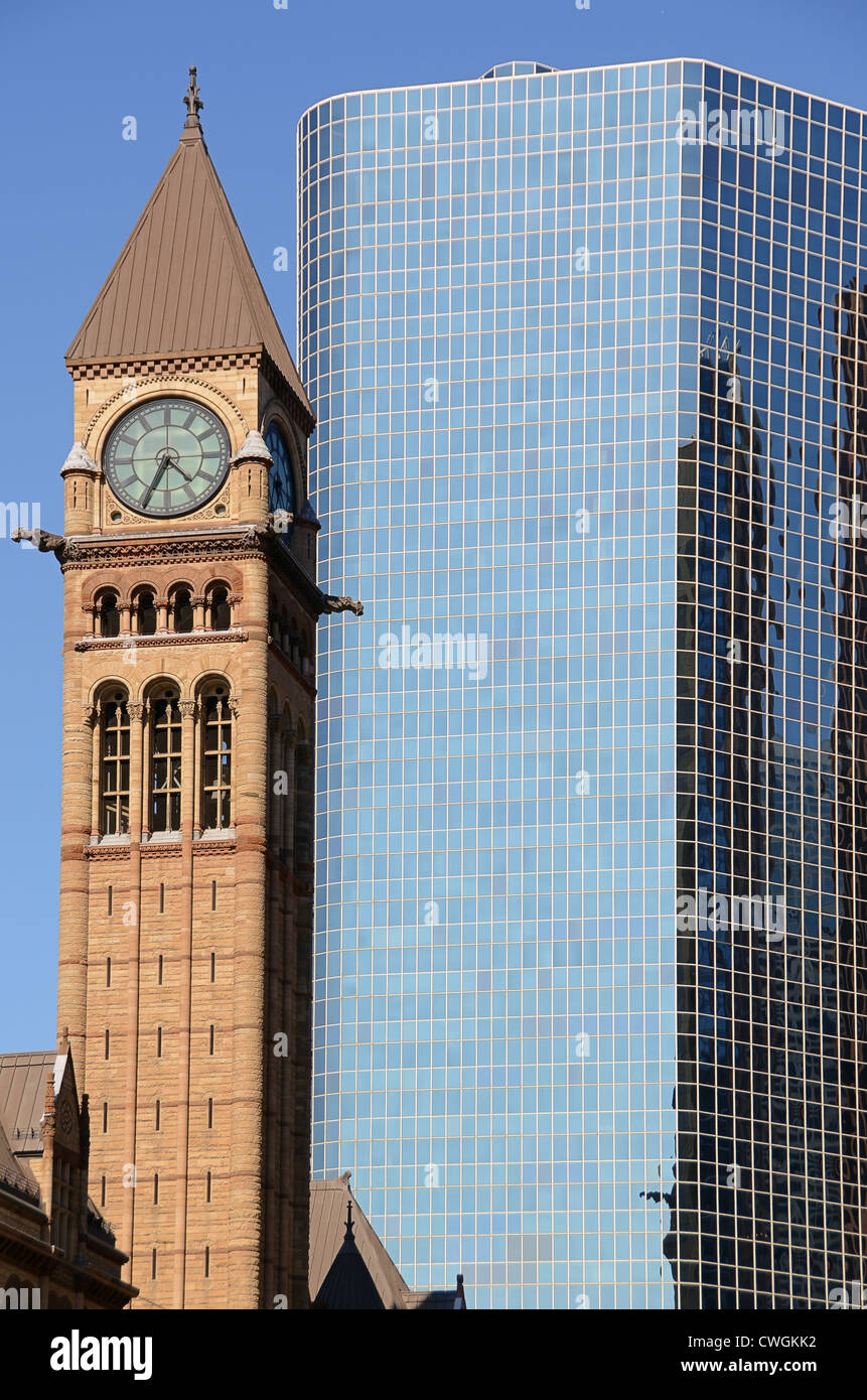 Der Turm des alten Rathauses (linke Seite), am Nathan Phillips Square, Toronto, Ontario, Kanada Stockfoto