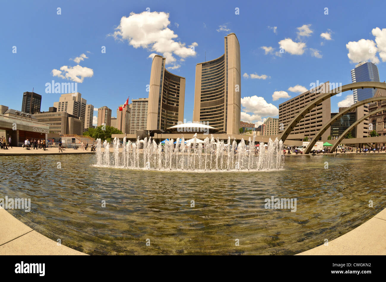 Der Pool, Brunnen und dem Rathaus am Nathan Phillips Square in Toronto, Ontario, Kanada. Stockfoto