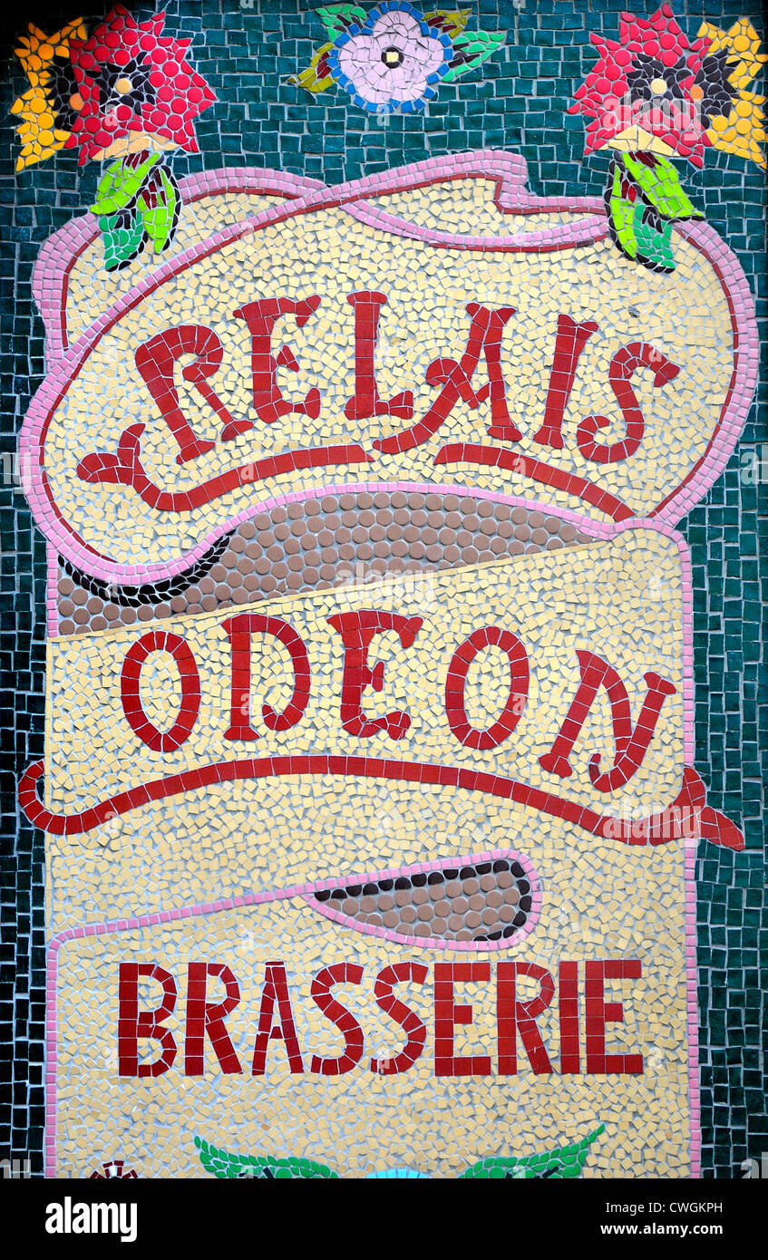 Paris, Frankreich. Cour du Commerce Saint-Andre. Mosaik Fassade des Relais Odeon, Restaurant / Café Stockfoto