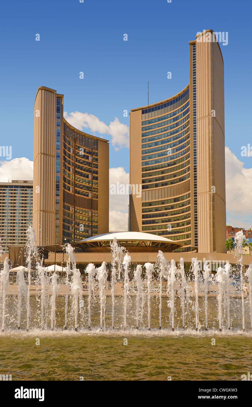 Der Pool, Brunnen und dem Rathaus am Nathan Phillips Square in Toronto, Ontario, Kanada. Stockfoto