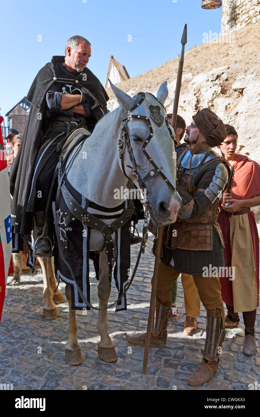 Ritter und Speerkämpfer in Reenactment Mittelalterfest in Óbidos, Portugal. Stockfoto