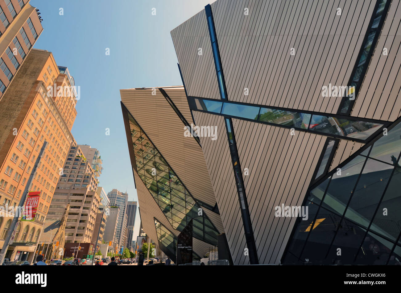 Altes und neues. Auf der rechten Seite die sehr moderne, Schwerkraft trotzt Fassade des Royal Ontario Museum in Toronto, Ontario, Kanada. Stockfoto