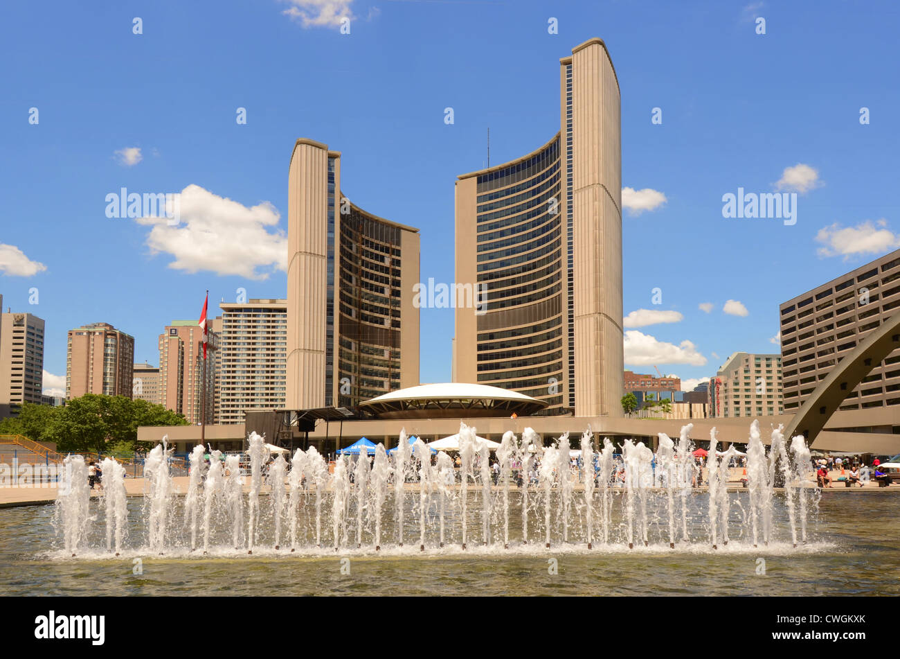 Der Pool, Brunnen und dem Rathaus am Nathan Phillips Square in Toronto, Ontario, Kanada. Stockfoto