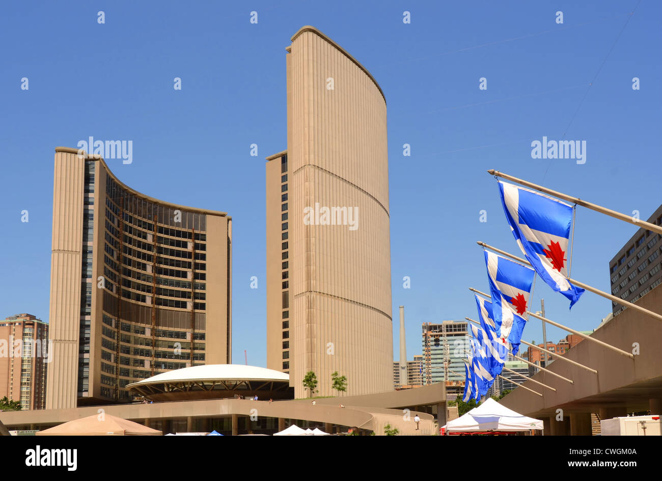 Die blauen und roten Fahnen der Toronto fliegen vor dem Rathaus am Nathan Phillips Square, Toronto, Ontario, Kanada. Stockfoto