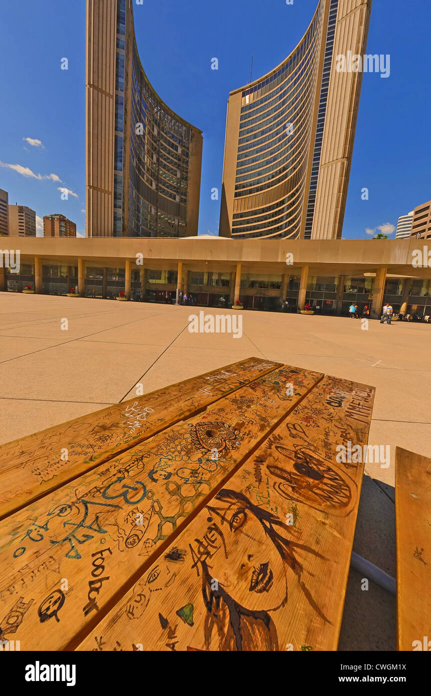 Graffiti auf einem Tisch in Nathan Phillips Square mit der Toronto City Hall in den Hintergrund. Ontario, Kanada. Stockfoto