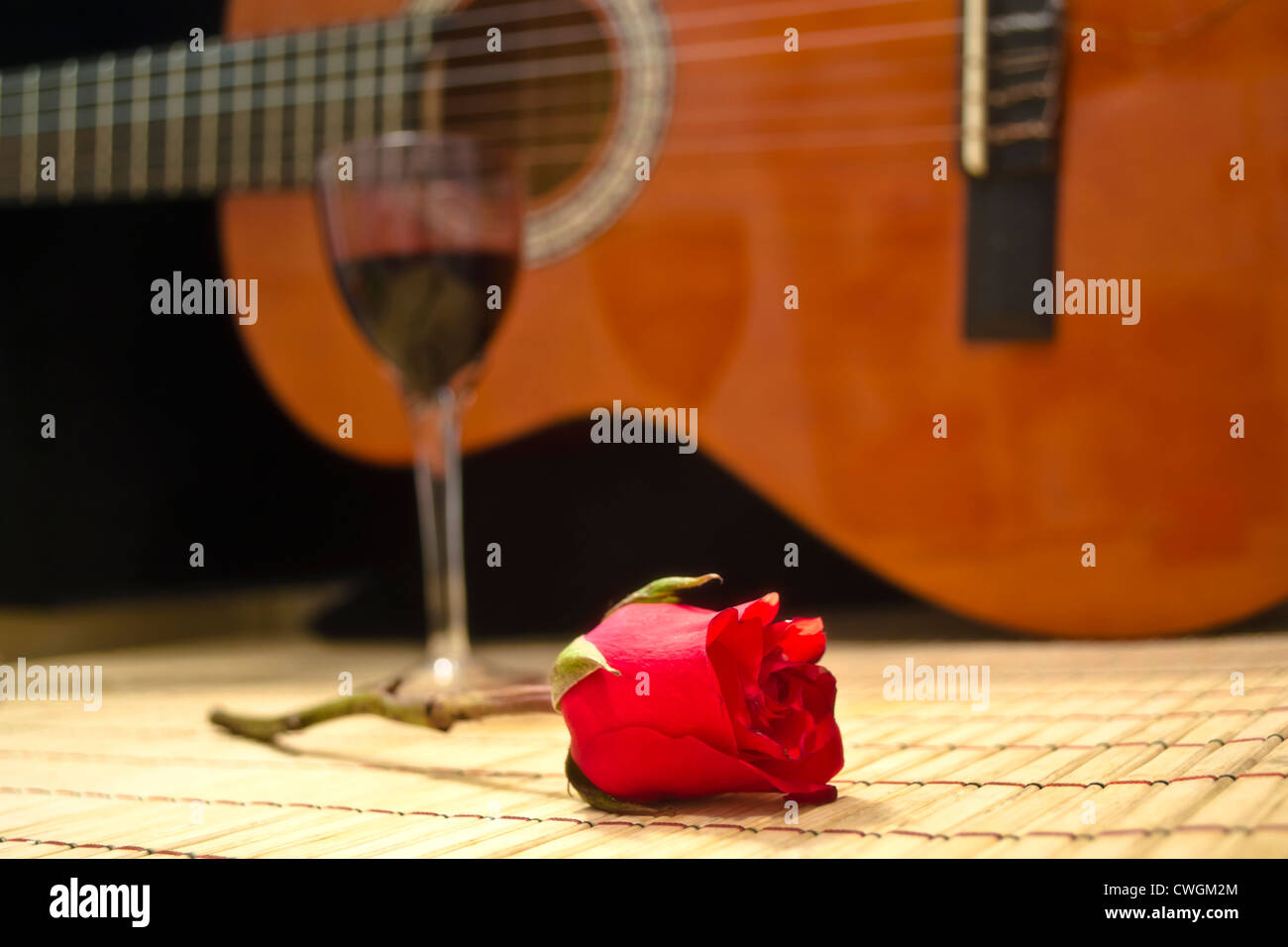 romantischen Abend Glas Wein, rose und klassische Gitarre Stockfoto