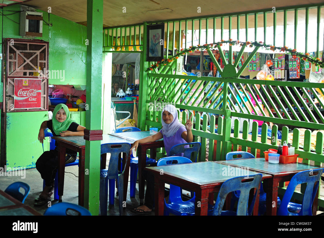 Malaysia, Borneo, Semporna, zwei verschleierte Frauen in Fischerei restaurant Stockfoto