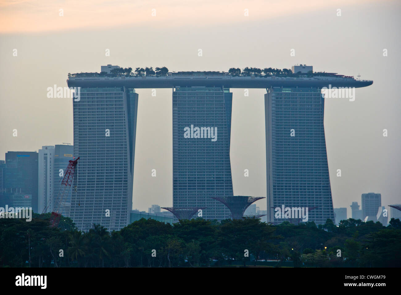 Marina Bay Sands gesehen vom Hafen Kreuzfahrt. Die drei Türme sind eines der Signatur Gebäude Singapurs. Stockfoto