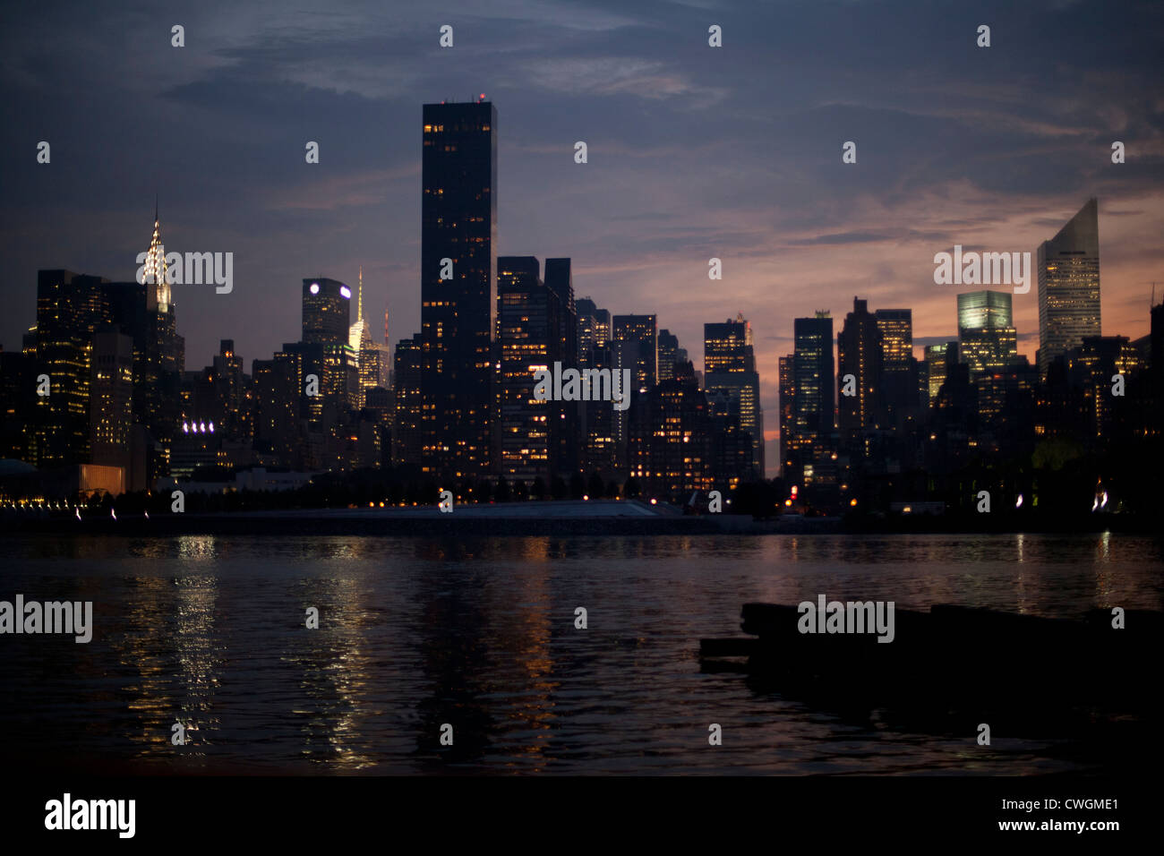 Mitte von New York City von Long Island City in der Nacht gesehen. Stockfoto