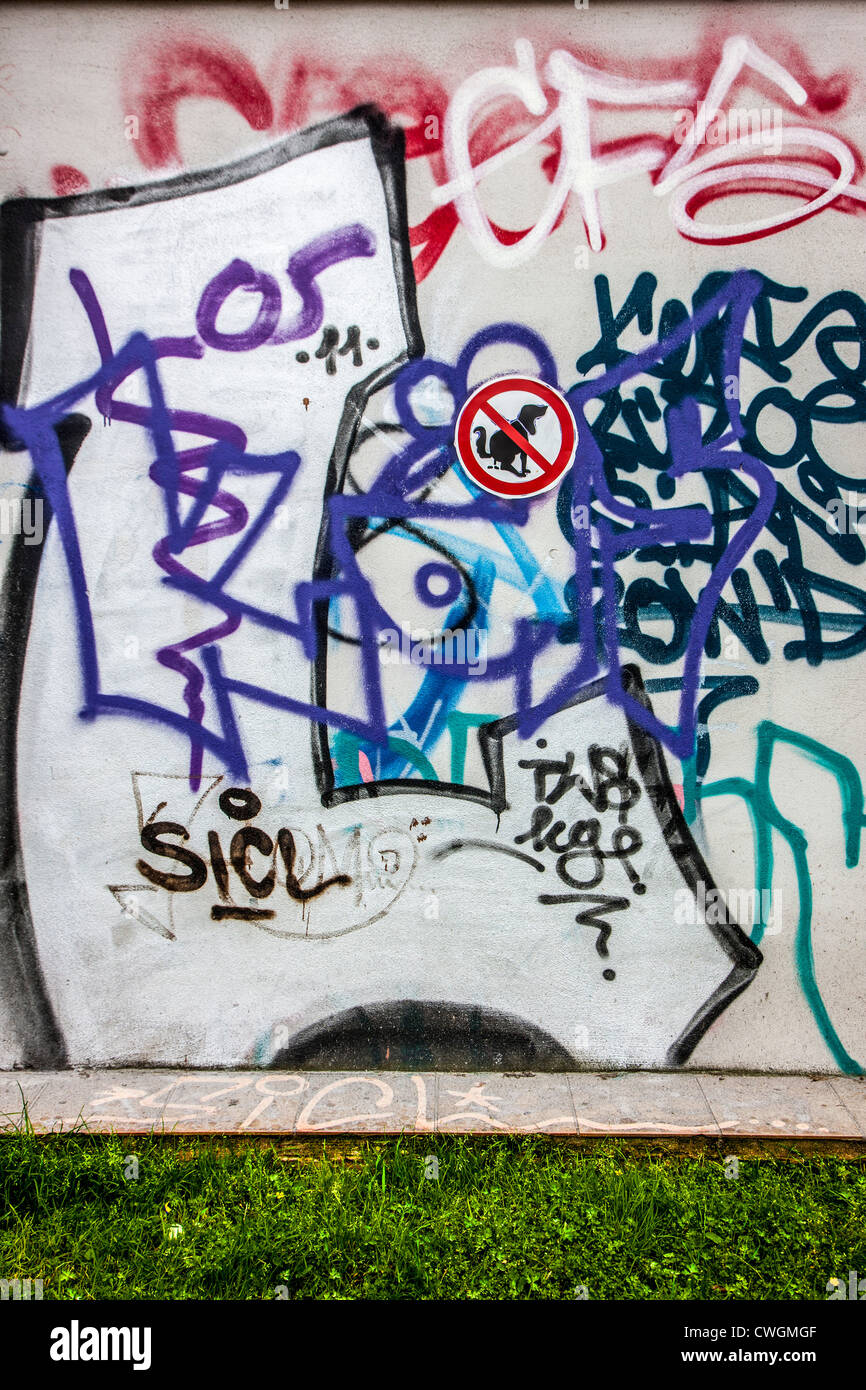 Graffiti an einer Gebäudewand. Kleines Schild, "Keine Hundetoilette". Essen, NRW, Deutschland, Europa. Stockfoto