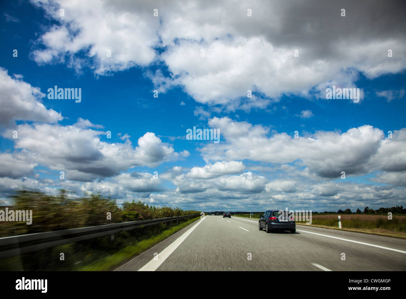 Fahren in einem Auto auf einer Autobahn. Deutschland Stockfoto