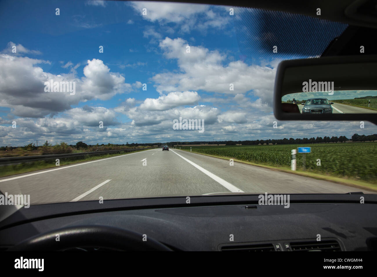 Fahren in einem Auto auf einer Autobahn. Deutschland Stockfoto