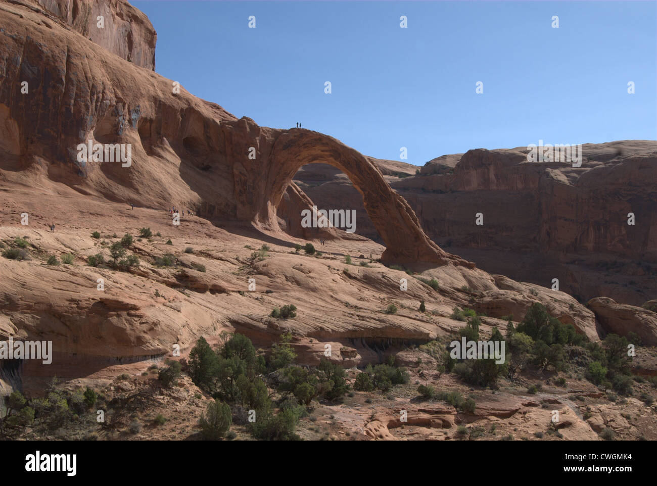 Corona Arch in den Bergen von Utah rot mit Menschen an der Spitze Stockfoto