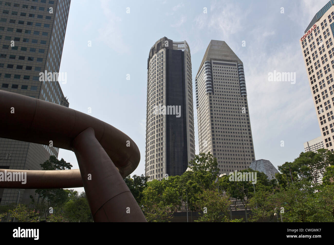 Quelle des Reichtums und der Gebäude in Suntec City in Singapur. Der Brunnen des Reichtums befindet sich im Zentrum der Suntec City. Stockfoto