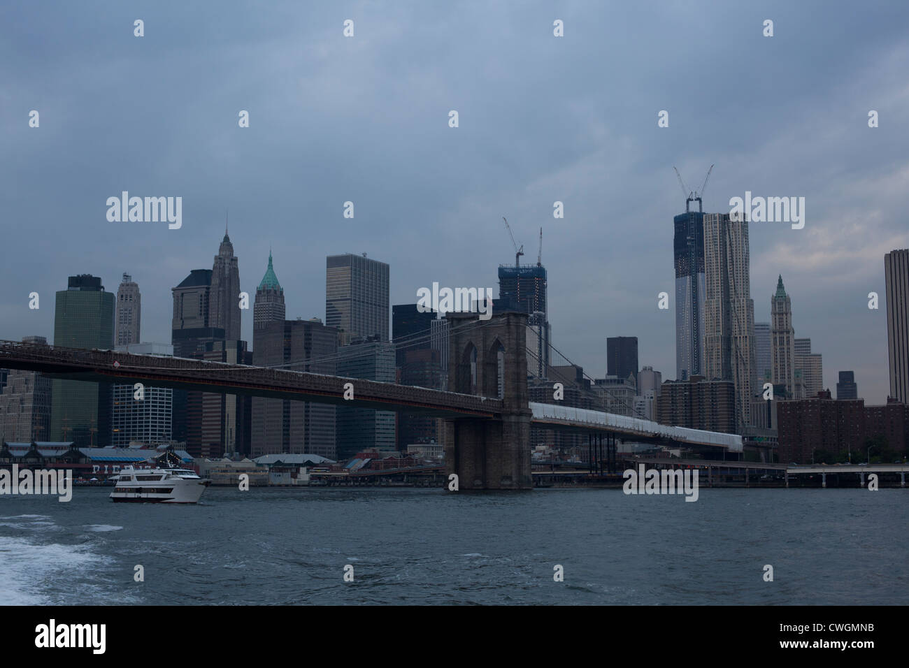 Hafen von New York mit Insel Manhattan in der Dämmerung in den Boden zurück, Stockfoto