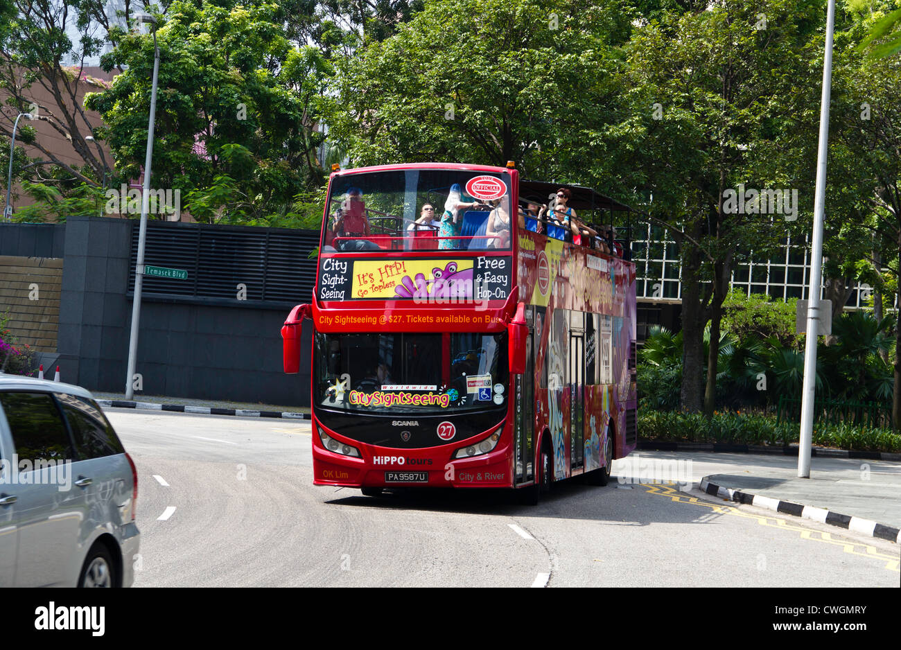 Sightseeing-Bus auf der Straße neben der Suntec City in Singapur. Dies sind offene Busse für touristische Ausflüge in Singapur verwendet. Stockfoto