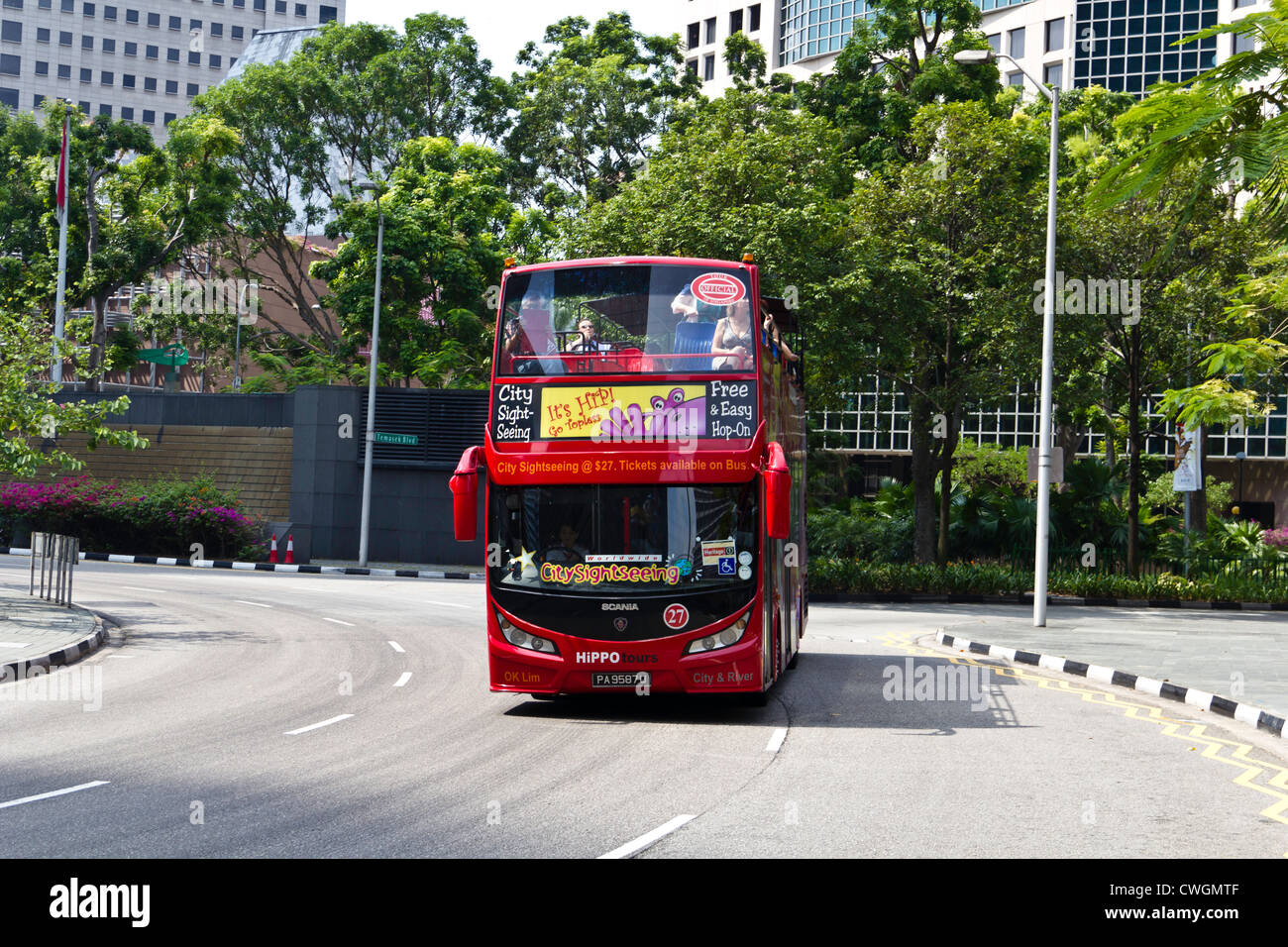 Sightseeing-Bus auf der Straße neben dem Suntec Einkaufszentrum in Singapur. Dies sind offene Busse für touristische Ausflüge in Singapur verwendet. Stockfoto